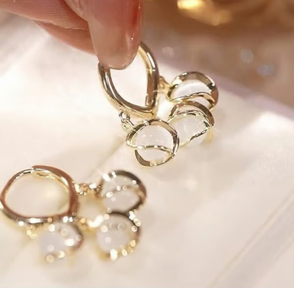 Small fresh temperament simple ear buckle